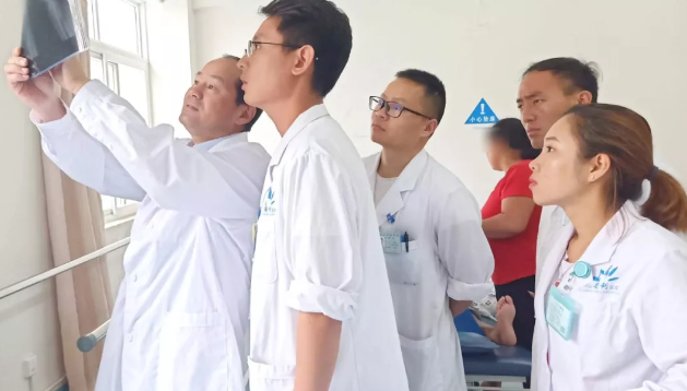 云南省康復(fù)三級體系項(xiàng)目中心葉斌團(tuán)隊(duì)到保山安利醫(yī)院進(jìn)行學(xué)科建設(shè)、業(yè)務(wù)指導(dǎo)及板橋中心衛(wèi)生院示范單位評審驗(yàn)收并授牌