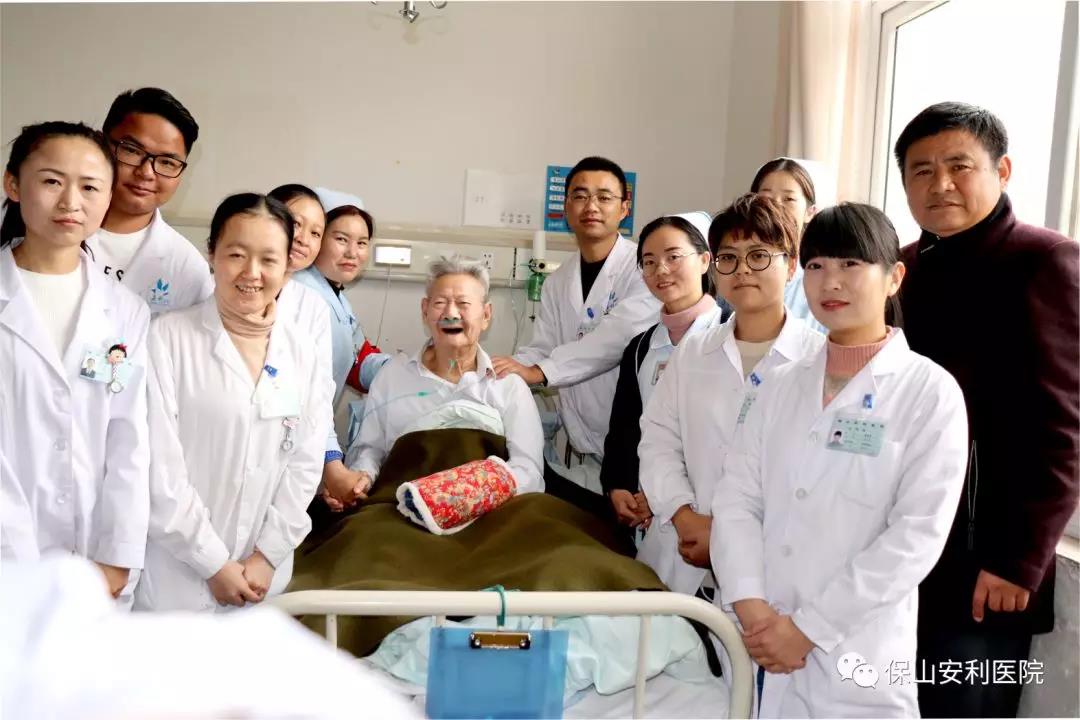97歲八路老戰(zhàn)士身患多種疾病，常年住院視醫(yī)院為家，醫(yī)護(hù)為親人