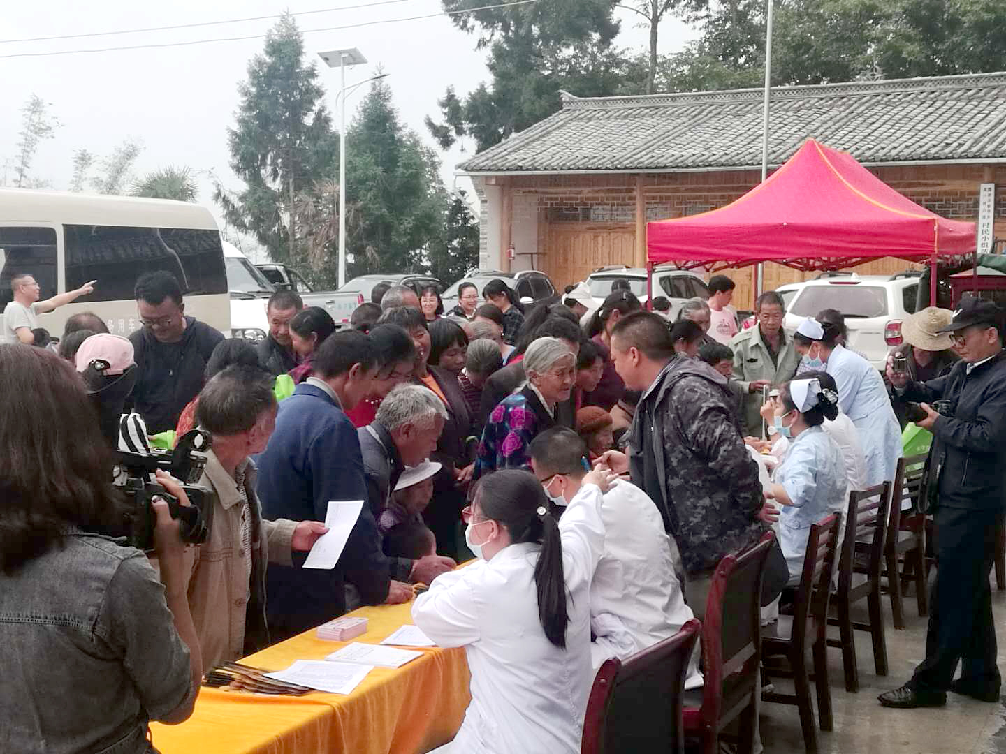 保山市政協(xié)聯(lián)合保山安利醫(yī)院赴騰沖市新華鄉(xiāng)邦戶村開展助推脫貧攻堅(jiān)義診活動(dòng)