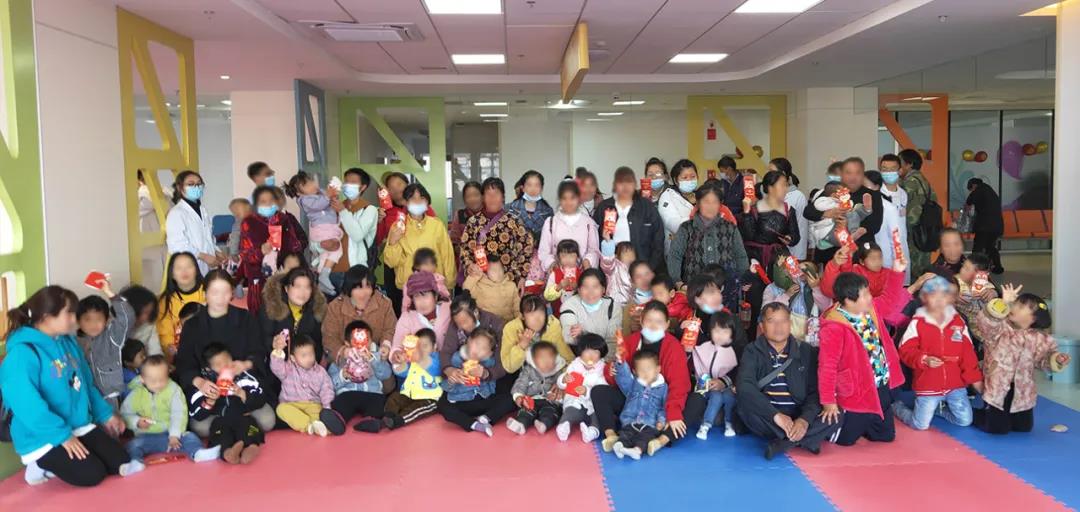 “大手牽小手”康復(fù)兒童喜迎元旦！