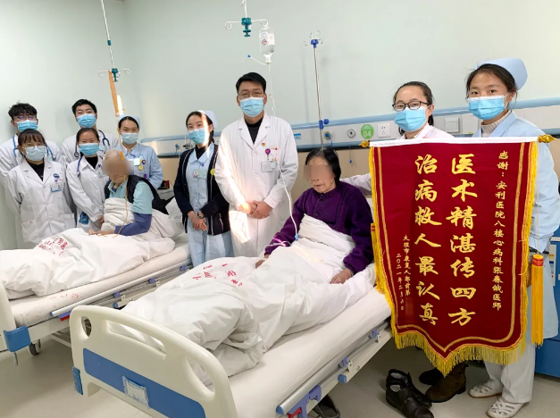 溫暖的陪伴、細(xì)心的照顧，兩位老人感恩贈(zèng)錦旗！