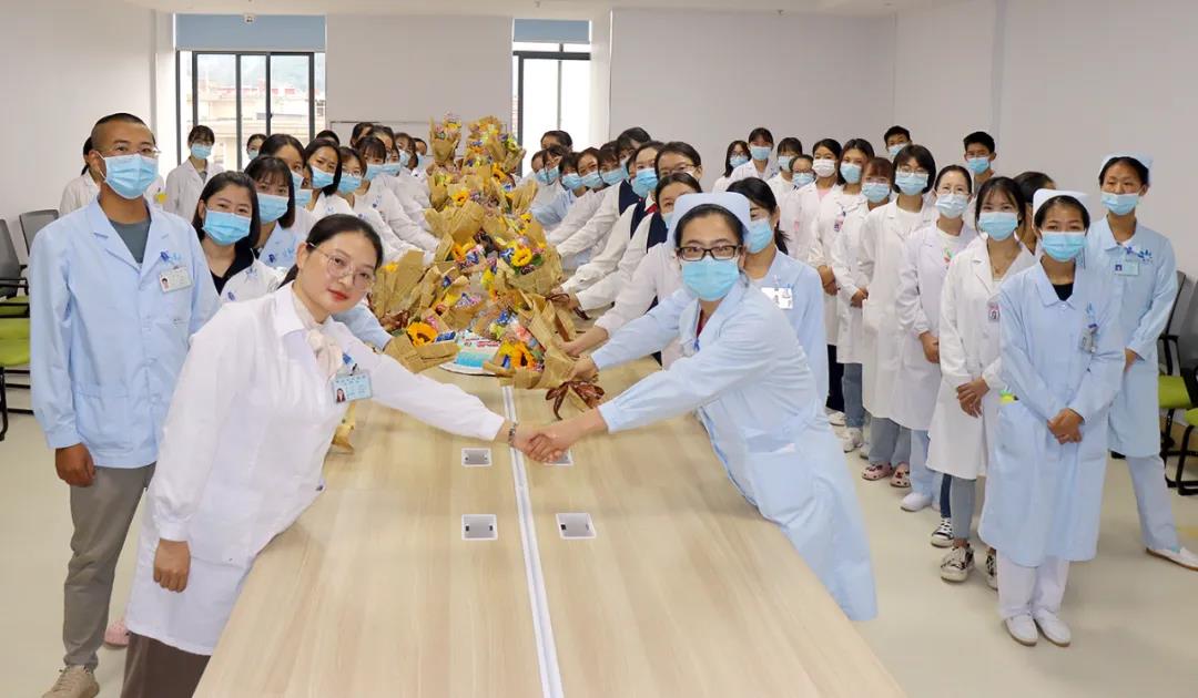 【保山安利醫(yī)院】雙節(jié)同慶，用祝福和鮮花感謝默默付出的治療師和教師們