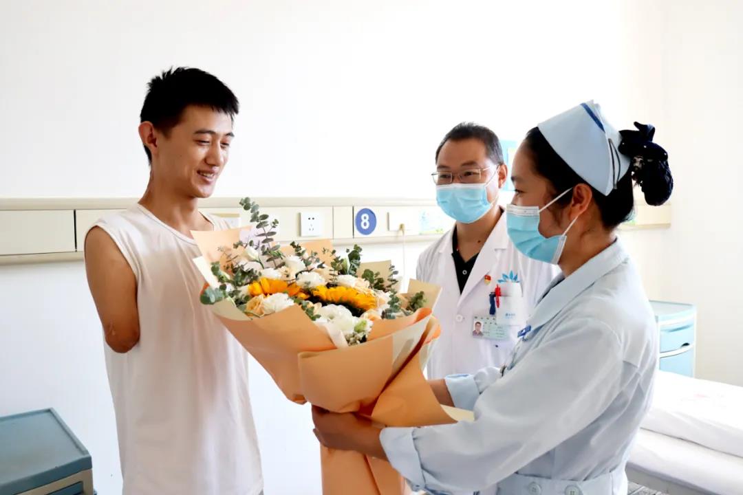 【保山安利醫(yī)院】雖然失去了雙臂，但他用堅(jiān)強(qiáng)、樂觀的態(tài)度讓生活充滿陽光！