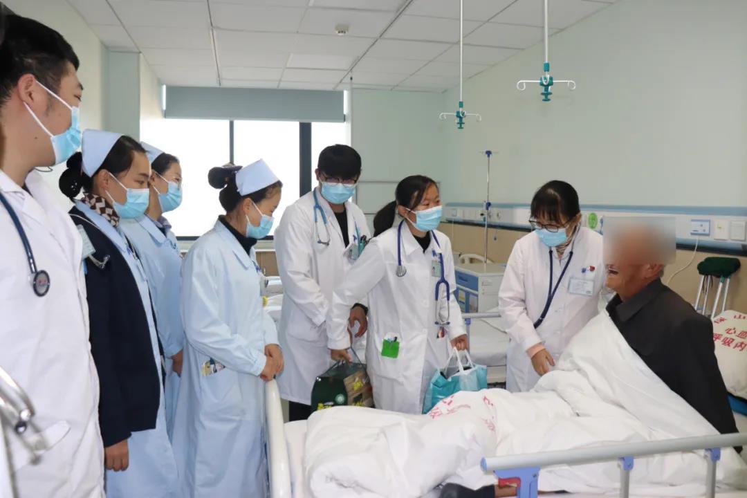 【保山安利醫(yī)院】寒冬雖冷，但爺爺的心是暖的，早已把醫(yī)院當家醫(yī)護當親人！