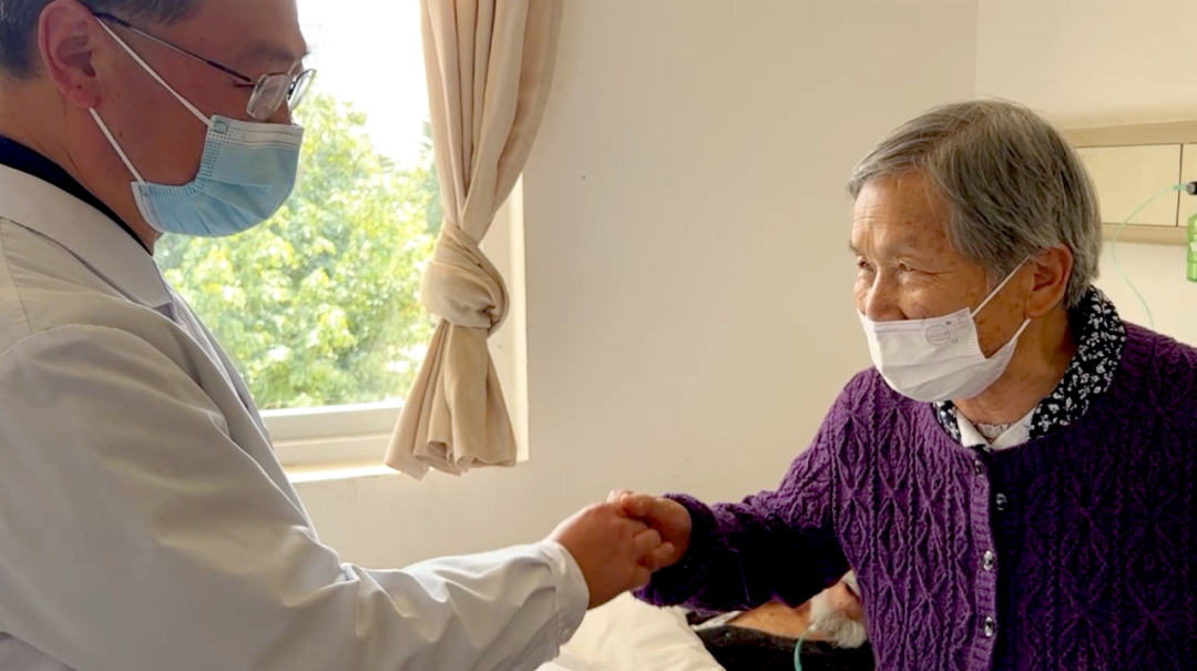 【保山安利醫(yī)院】百歲老人15年后再次到院做手術(shù)，老伴深表謝意“感謝你們給了他第二次生命”！