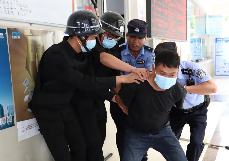 警醫(yī)聯(lián)動(dòng)丨反恐防暴應(yīng)急演練，筑牢醫(yī)院安全防線