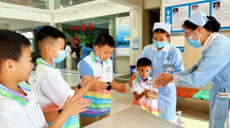 保山安利醫(yī)院暑期志愿者活動(dòng)紀(jì)實(shí)：愛(ài)心橋梁，溫暖傳遞