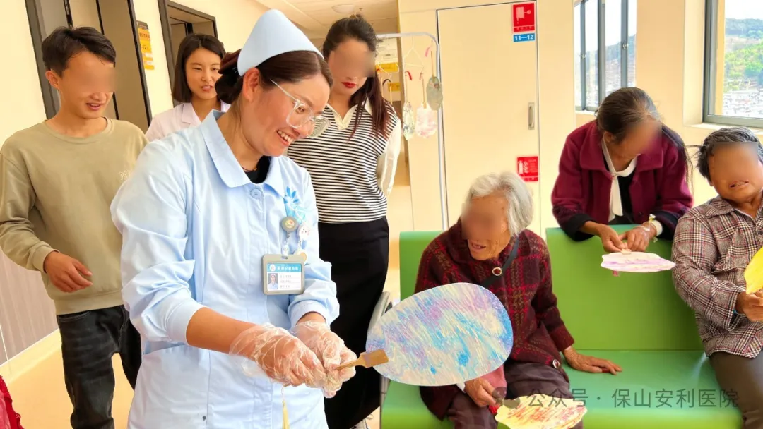 保山安利醫(yī)院腫瘤科開展“漆扇寄溫情，科學(xué)防癌護(hù)健康”主題活動(dòng)