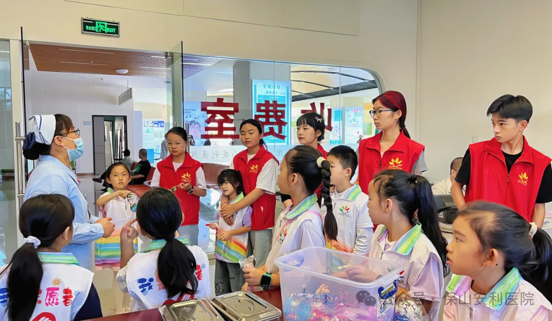 化身小小中醫(yī)師！保山安利醫(yī)院暑期職業(yè)體驗，探秘三伏貼的奇妙旅程！