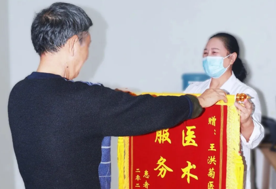 致敬醫(yī)者仁心 | 一面錦旗，一份信賴，一段暖心的醫(yī)患情