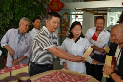 為老人們發(fā)放小禮物